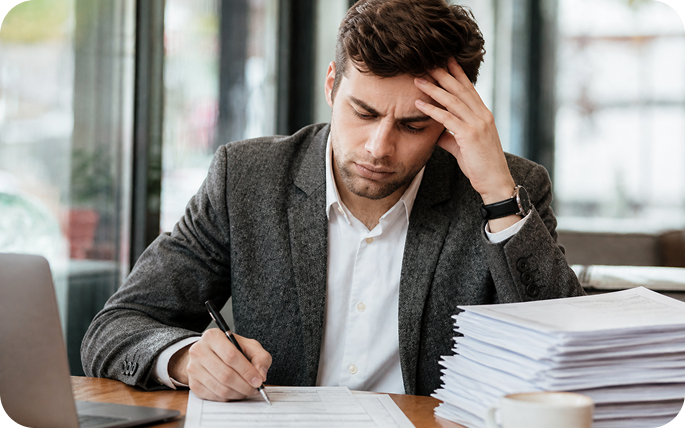 Gestor frustrado com processos manuais de feedback